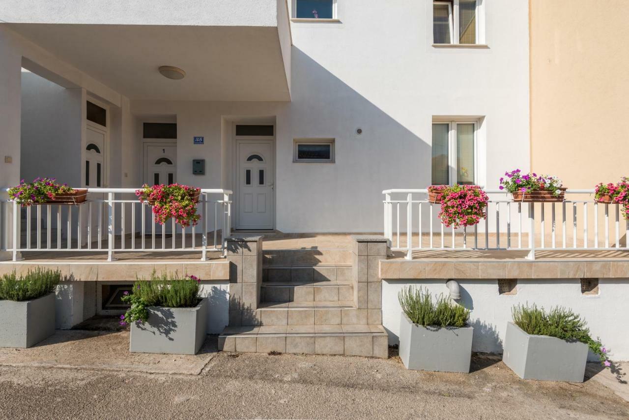 Apartments Galeb Blace Buitenkant foto