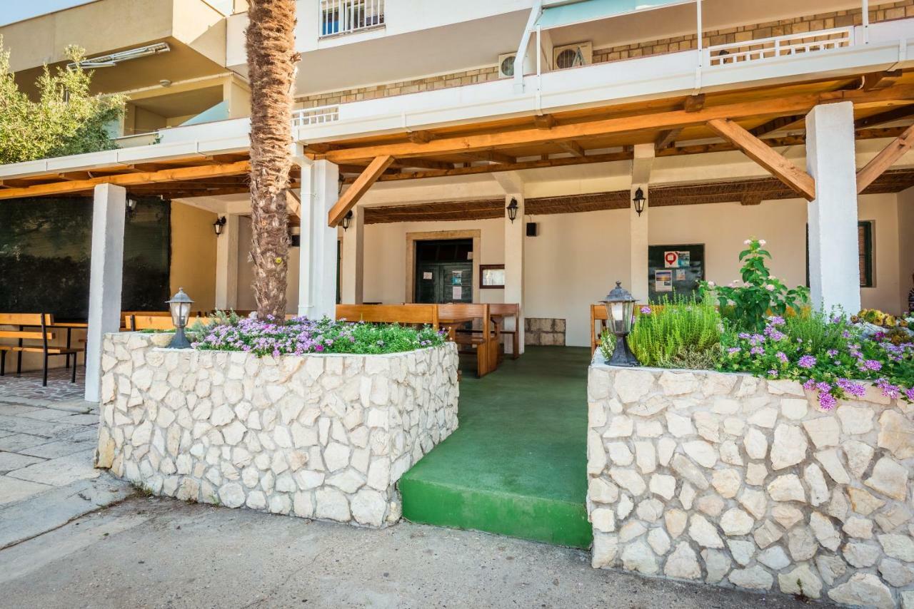 Apartments Galeb Blace Buitenkant foto
