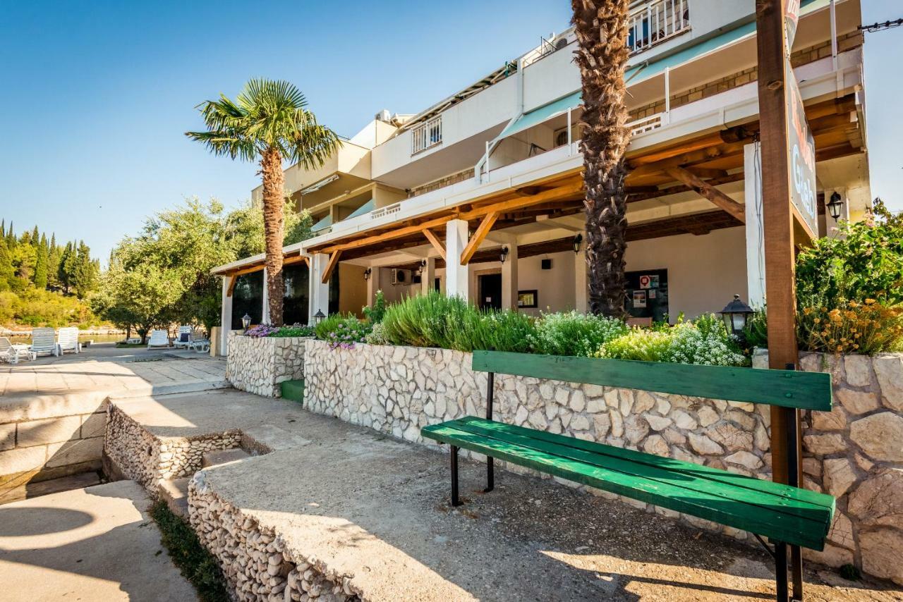Apartments Galeb Blace Buitenkant foto