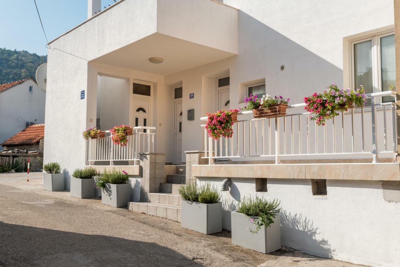Apartments Galeb Blace Buitenkant foto