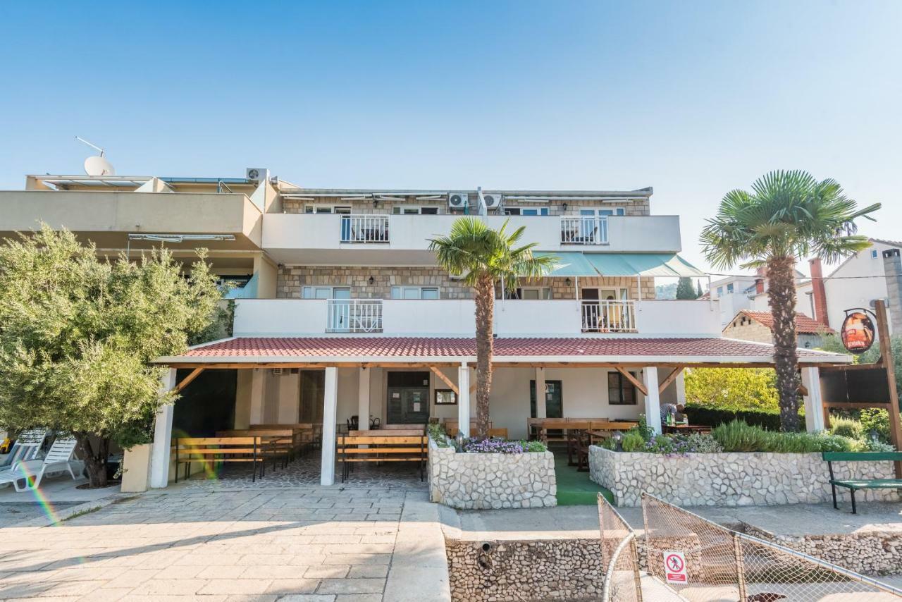 Apartments Galeb Blace Buitenkant foto